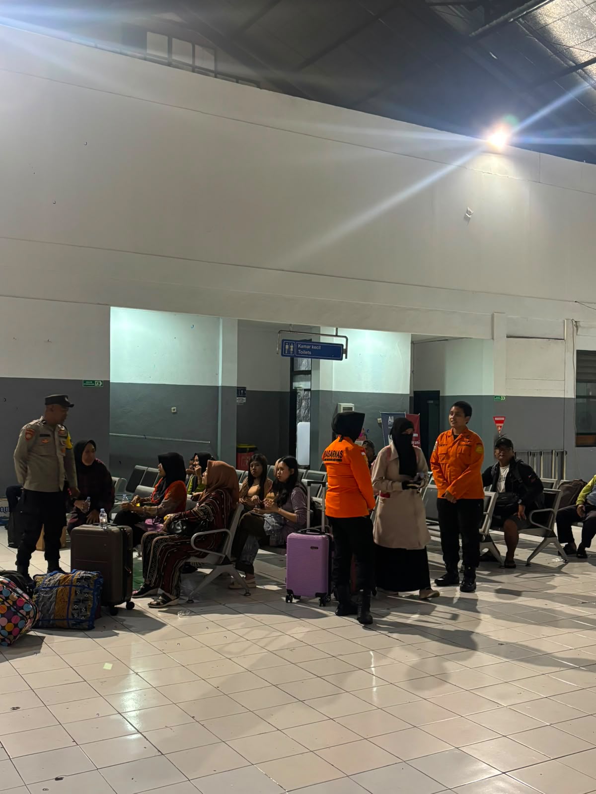 KM BUNDA MARIA KANDAS DI PERAIRAN PACEDA, SELURUH PENUMPANG BERHASIL DIEVAKUASI DENGAN SELAMAT